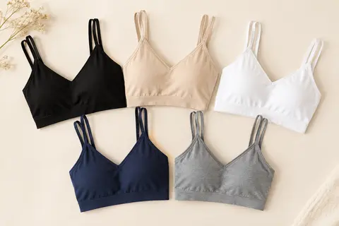Cinq bralettes camisole BQTQ en couleurs classiques, à encolure en V et bretelles doubles