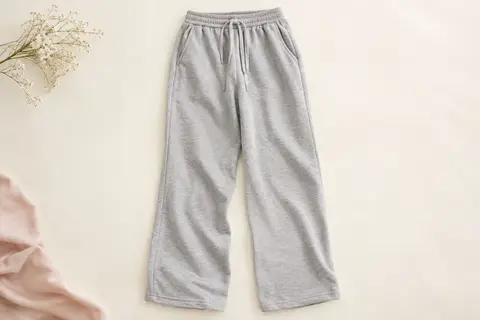 Pantalon de jogging femme COMEOR à taille haute et poches latérales, présenté seul sur un fond ivoire