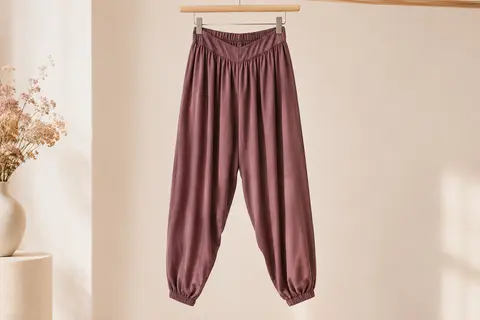 Pantalon sarouel PINSPARK à taille haute en V et jambes fuselées présenté seul sur cintre