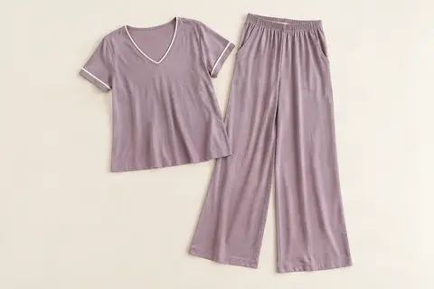 Ensemble de pyjama femme avec haut à col en V et pantalon large à taille élastiquée