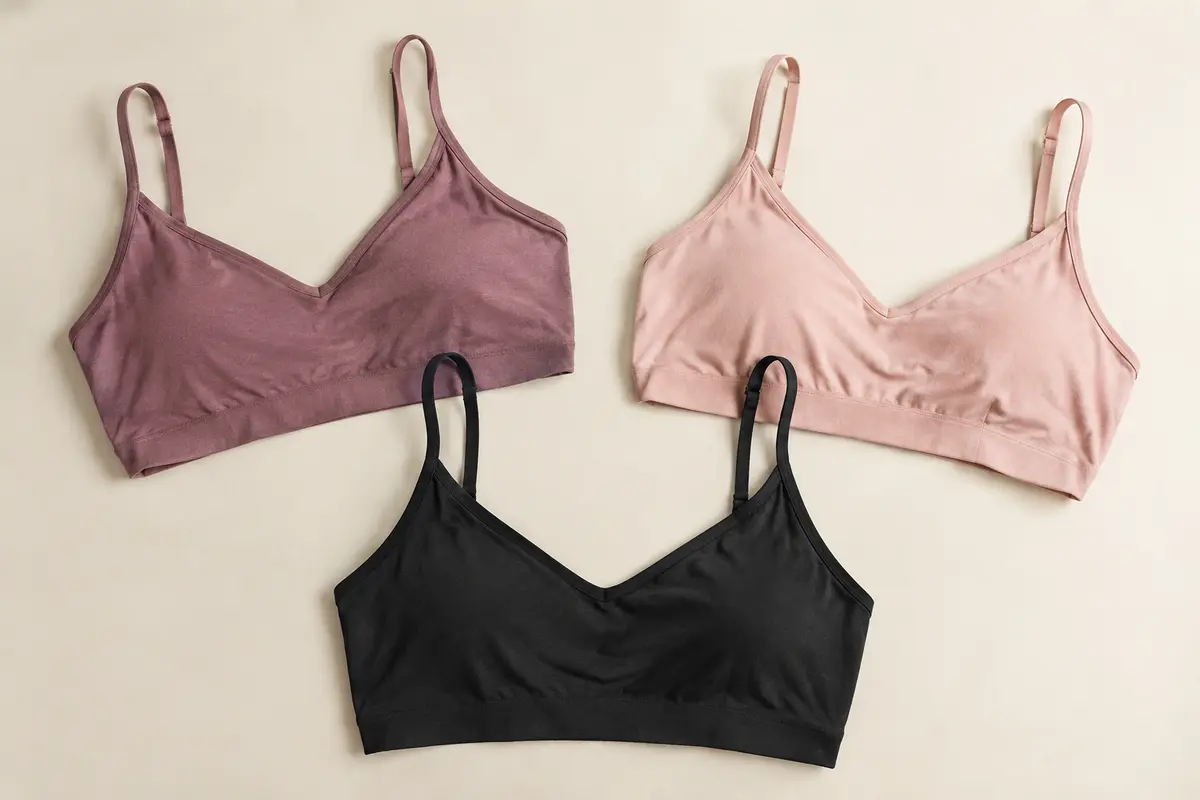 Lot de trois brassières Risalti en microfibre sans armature, présenté à plat sur un fond ivoire.