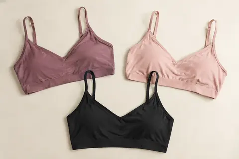 Lot de trois brassières Risalti en microfibre sans armature, présenté à plat sur un fond ivoire.