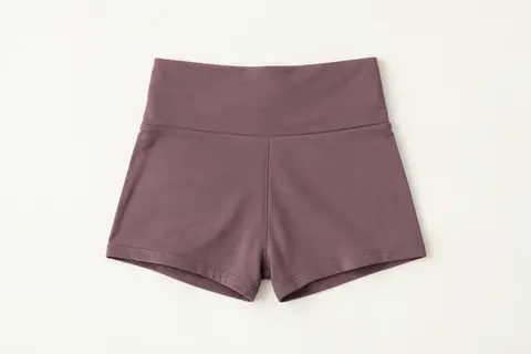 Shorty Runmeihe pour femme à taille haute, présenté seul à plat sur un fond ivoire lumineux.